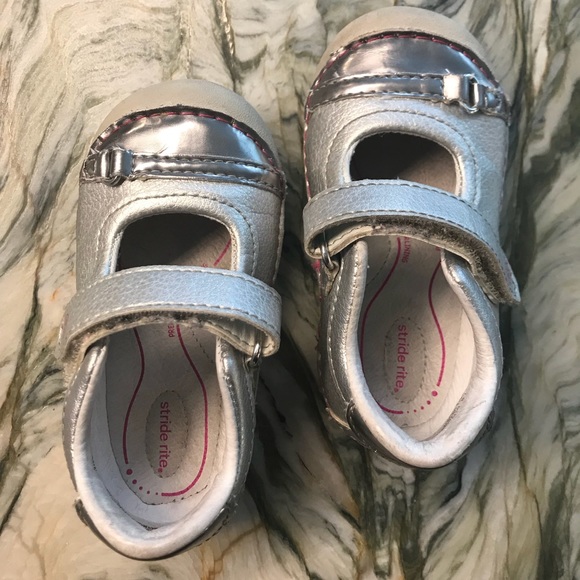 SOLD Toddler Girl Stride Rite Silver Shoes 5.5M - Picture 1 of 6